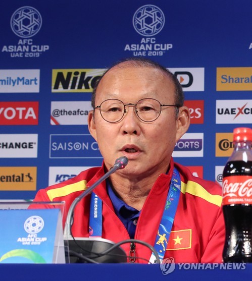 (두바이=연합뉴스) 박항서 베트남 축구 국가대표팀 감독과 당반람 골키퍼가 2019 아시아축구연맹(AFC) UAE 아시안컵 요르단과의 16강전을 하루 앞둔 19일 오후(현지시간) 아랍에미리트 두바이 알 막툼 스타디움에서 열린 공식 기자회견에 참석, 답변하고 있다. 2019.1.19