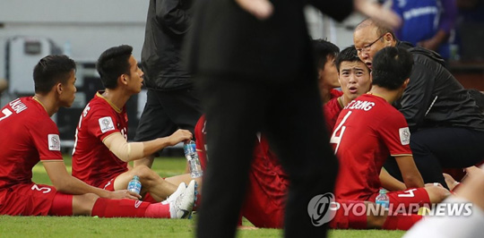 (아부다비=연합뉴스) 20일 오후(현지시간) 아랍에미리트 아부다비 알 막툼 경기장에서 열린 2019 아시아축구연맹(AFC) 아시안컵 요르단과의 16강전에 박항서 베트남 감독이 연장전에 앞서 선수들에게 지시하고 있다. 2019.1.20