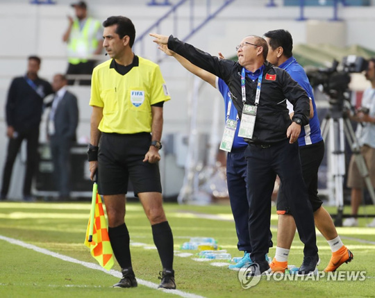 (아부다비=연합뉴스) 박항서 베트남 축구 국가대표팀 감독이 20일 오후(현지시간) 아랍에미리트 아부다비 알 막툼 경기장에서 열린 2019 아시아축구연맹(AFC) 아시안컵 요르단과 베트남과의 16강전에서 작전 지시하고 있다. 2019.1.20