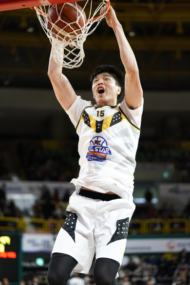 김종규(LG)가 20일 홈인 창원실내체육관에서 화끈한 덩크슛을 꽂고 있다. KBL 제공