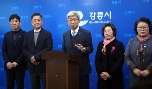 (강릉=연합뉴스) 강릉시번영회 등이 21일 강릉시청 브리핑룸에서 기자회견을 열어 심석희 선수 가해자에 대한 엄중 처벌과 재발 방지 대책을 요구하고 있다.