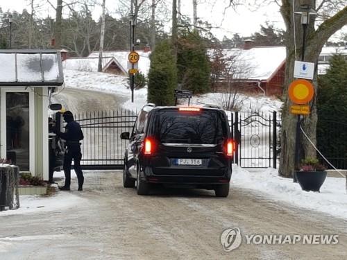 (스톡홀름=연합뉴스) 21일(현지시간) 북미 실무협상이 사흘째 진행중인 스웨덴 외곽의 휴양시설로 최선희 북한 외무성 부상 등 북 대표단을 태우러 차량 한 대가 들어가고 있다. 2019.1.21