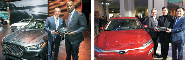 지난 14일 미국 디트로이트 코보 센터에서 열린 ‘2019 북미 국제오토쇼(디트로이트 모터쇼’)에서 G70(지 세븐티)가 승용 부문, 코나가 유틸리티 부문 ‘2019 북미 올해의 차’에 최종 선정된 뒤 현대차 관계자들이 수상 트로피를 들고 기념촬영을 하고 있다. 현대차 제공