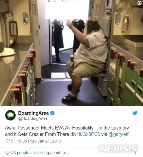 【서울=뉴시스】대만국적 에바항공 여객기에서 한 승객이 여승무원들에게 용변을 볼 수 있도록 속옷을 벗겨 달라 하고 엉덩이 뒤처리까지 맡긴 일이 발생했다. 해당 승무원들은 성희롱이라고 비난했으며 노동조합은 소송을 검토하고 있다. 21일(현지시간) 현지 매체 포커스 타이완에 따르면 해당 사건은 지난 19일 미국 로스앤젤레스에서 대만 타이베이로 향하는 에바항공 여객기 안에서 발생했다. 휠체어에 앉은 채 과체중으로 보이는 가해 남성(사진)은 비행기 안에서 2시간 동안 화장실 이용을 위해 여승무원들에게 도움을 요청, 장애 때문에 혼자 하의를 벗고 입을 수 없다고 주장했다. (사진 출처 = 트위터)