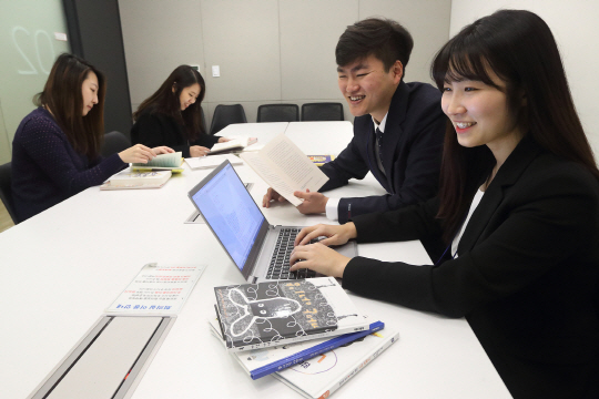 KT 신입사원들이 전국 맹학교와 시각장애인도서관에 점자책을 기증하기 위해 점자책 입력 작업을 하고 있다. KT 제공