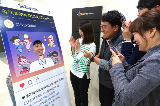 지난 2017년 11월 올리브영 직원들이 서울 용산구 사내에 마련된 ‘워라밸 위드 캠페인’ 포토존에서 사진을 찍고 있다. CJ그룹 제공