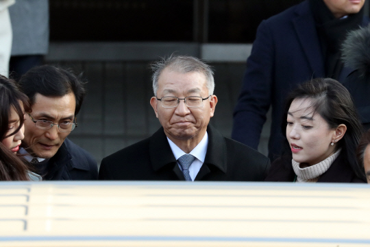 사법행정권을 남용한 혐의를 받는 양승태 전 대법원장이 23일 서울중앙지법에서 열린 구속영장심사를 마치고 법정을 나서고 있다. 양 전 대법원장은 24일 새벽 구속영장이 발부돼 서울구치소에 수감됐다.  연합뉴스