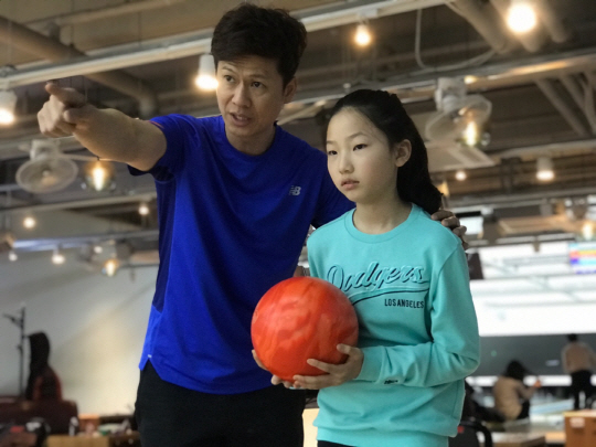 이승섭(왼쪽)이 23일 대전 서구 관저동 슈퍼볼 볼링센터에서 초등학생에게 기본기를 설명하고 있다.
