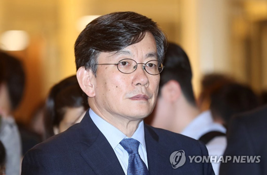 (서울=연합뉴스) 손석희 JTBC 사장이 24일 오후 서울 서대문구 신촌세브란스병원 장례식장에 마련된 고 노회찬 정의당 원내대표 빈소에서 조문 순서를 기다리고 있다. 2018.7.24