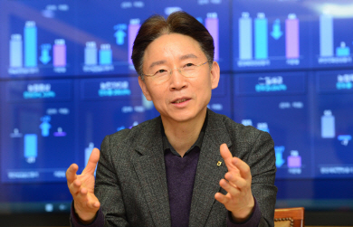 제2회 농·축협 동시 조합장 선거의 공명선거추진대책위원장을 맡은 허식 농협중앙회 부회장이 24일 문화일보와의 인터뷰에서 “깨끗한 선거의 원년이 될 수 있도록 하겠다”고 다짐하고 있다.  신창섭 기자 bluesky@