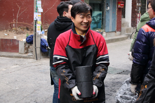 박영립 이사장이 서울 강남구 구룡마을에서 연탄봉사를 하고 있는 모습.  화우공익재단 제공