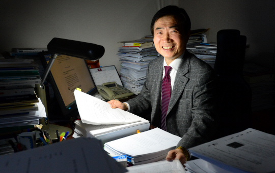 지난 21일 서울 강남구 삼성동 화우공익재단 집무실에서  박영립 이사장이 공익소송 자료를 검토하고 있다.