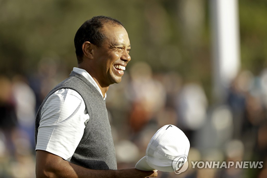 1라운드 마치고 미소짓는 우즈[AP=연합뉴스]