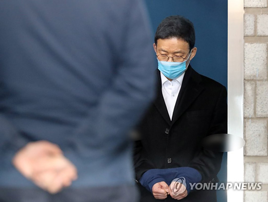 (서울=연합뉴스) ‘서지현 인사 불이익’ 혐의로 재판에 넘겨진 안태근 전 검사장이 23일 서초동 서울중앙지법에서 열린 1심 재판에서 실형을 선고 받고 법정구속됐다. 선고공판을 마친 안태근 전 검사장이 호송차로 이동하고 있다.