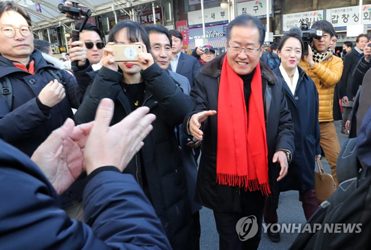 (대구=연합뉴스) 자유한국당 홍준표 전 대표가 25일 오후 대구 서문시장을 찾아 지지자와 인사하고 있다.