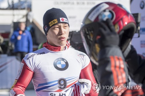 ‘아이언맨’ 윤성빈(강원도청)이 25일(한국시간) 스위스 생모리츠에서 열린 2018-2019 스켈레톤 월드컵 6차 대회에서 레이스를 마친 뒤 숨을 고르고 있다.(EPA=연합뉴스)