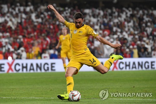 호주 지아누 아포스톨로스의 슈팅[EPA=연합뉴스]
