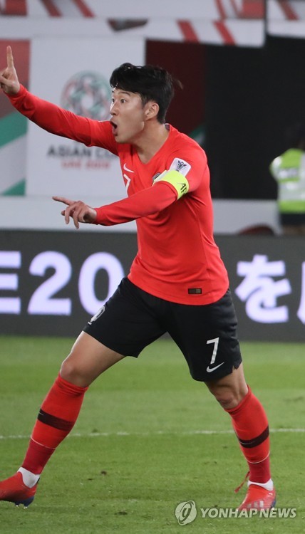 (아부다비=연합뉴스) 25일 오후(현지시간) 아랍에미리트 아부다비 자예드 스포츠시티 스타디움에서 열린 2019 아시아축구연맹(AFC)아시안컵 8강전 한국과 카타르와의 후반 황의조의 헤딩슛이 오프사이드로 판명되자 손흥민이 항의하고 있다.