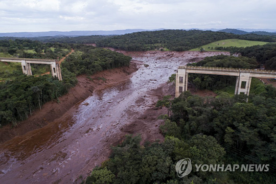 (브루마지뉴[브라질] AP=연합뉴스) 브라질 남동부 미나스 제라이스 주 주도(州都)인 벨루오리존치 인근 브루마지뉴 지역에서 25일(현지시간) 발생한 광산 댐 붕괴로 주변 다리가 끊어져 있다.브라질의 광산개발업체 발리(Vale)가 관리하는 이들 댐 붕괴로 흙더미가 주변 마을을 덮치고 가옥 수백채가 침수돼 최소한 200~300명이 실종된 것으로 전해졌다.