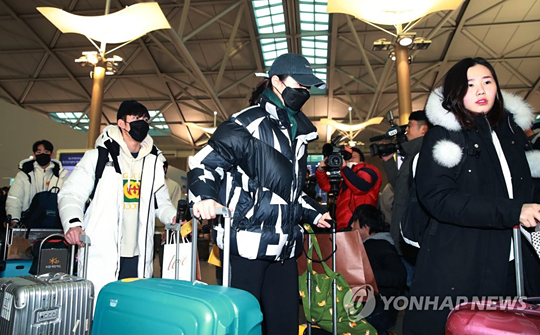 (영종도=연합뉴스) 심석희(가운데) 등 쇼트트랙 국가대표 선수들이 다음달 1일 독일 드레스덴에서 개막하는 2018-2019 국제빙상경기연맹(ISU) 쇼트트랙 월드컵 5차 대회에 출전하기 위해 27일 오전 인천국제공항 1터미널에서 출국 수속을 기다리고 있다. 2019.1.27