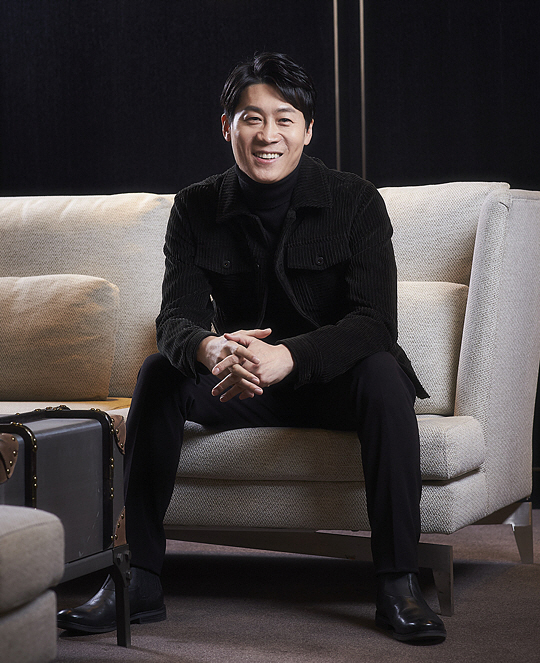 배우 진선규에게 “지금 자신에게 해주고 싶은 말이 뭐냐”는 질문을 던지자 “욕심내지 말고 지금처럼만 하면 돼. 착한 척하지 말고 진짜 좋은 배우, 좋은 사람이 되자”라고 말하며 환하게 웃었다. CJ ENM 제공