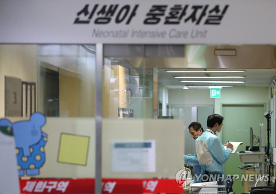 (서울=연합뉴스) 19일 오후 서울지방경찰청 광역수사대 관계자들이 이대목동병원 신생아 중환자실에서 신생아 사망사건 관련 압수수색을 하고 있다. 2017.12.19