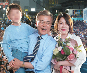 문재인 대통령이 2017년 5월 8일 서울 광화문광장에서 제19대 대통령선거 더불어민주당 후보로서 마지막 유세를 하기 전 딸 다혜 씨와 손자로부터 카네이션을 선물 받고 기념촬영을 하고 있다. 뉴시스