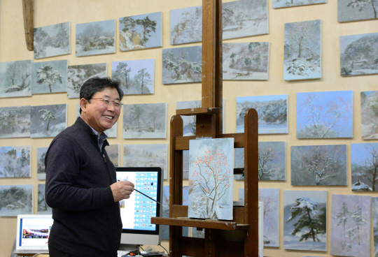 이원희 화백이 ‘삼송리(경기 고양시 덕양구 통일로) 화실’에서 ‘겨울 풍경’ 전시를 앞두고 마무리 작업에 한창이다. 이 화백은 “이젤 위 그림은 물론이고, 벽에 걸린 그림에도 계속 덧칠을 해 작품 완성도를 높인다”고 설명했다.