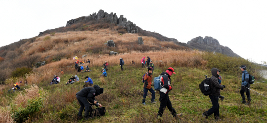 한국인이 좋아하는 여가 활동은 TV 시청, 인터넷 검색, 쇼핑, 잡담, 산책과 걷기 순이었다. 지난 해 가을 시민들이 광주 누에봉 능선을 타며 산행을 하고 있는 모습.  뉴시스