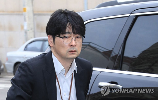 (서울=연합뉴스)  탁현민 청와대비서실 선임행정관이 28일 오후 서울 시내 한 연습실로 향하고 있다. 가수 조용필과 걸그룹 레드벨벳 등이 포함된 남측 예술단은 4월 초 평양에서 두 차례 공연을 한다. 2018.3.28