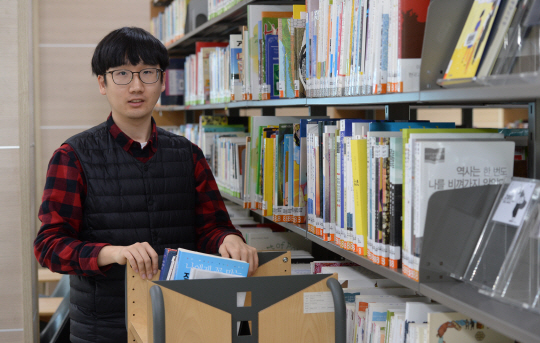 <내일을 예약해 두었습니다>지적장애 딛고 5년째 책과 함께 사는 ‘도서관 지킴이’