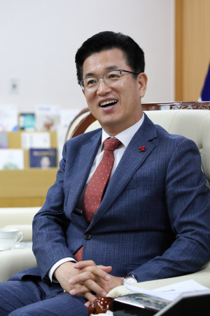 <2019년 광역단체장에게 듣는다>“광역시 승격 30돌…‘4차 산업혁명 특별시’ 공약 꼭 지키겠다”