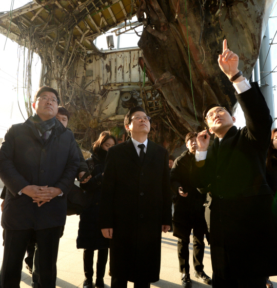 자유한국당 당권 주자인 황교안(앞줄 가운데) 전 국무총리가 30일 오전 경기 평택시 제2함대 사령부 내 천안함 전시 현장을 찾아 군 관계자의 설명을 듣고 있다.