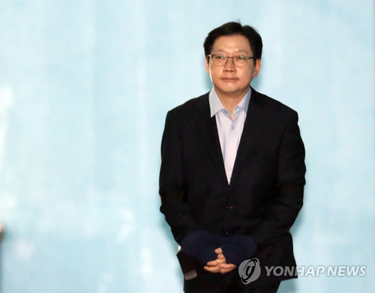 (서울=연합뉴스) ‘드루킹’ 댓글 조작 공모 혐의를 받는 김경수 경남지사가 30일 오후 서초구 서울중앙지법에서 열린 선고공판에서 징역 2년의 실형을 선고받고 법정구속된 뒤 호송차로 향하고 있다. 2019.1.30