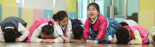 28일 경남 함양군 연꽃어린이집 원생들이 설 명절을 일주일 앞두고 전통 예절을 배우며 세배를 하고 있다. 뉴시스
