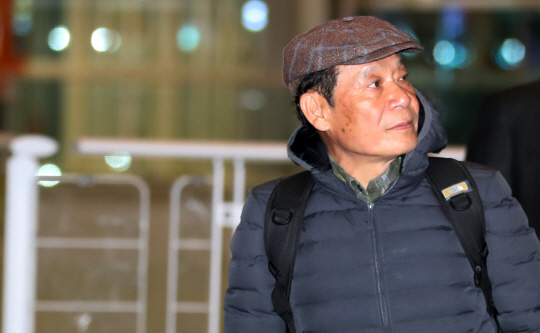 노무현 전 대통령의 부인 권양숙 여사를 사칭한 40대 여성에게 거액의 사기를 당하고 그의 자녀 취업을 청탁한 혐의를 받고 있는 윤장현 전 광주시장이 지난해 12월 9일 인천국제공항으로 귀국하고 있다.  뉴시스