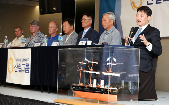 최용석 회장 등 신일그룹 관계자들이 지난해 7월 26일 서울 세종문화회관에서 보물선으로 알려진 돈스코이호 인양과 관련한 기자간담회를 하고 있다.  뉴시스