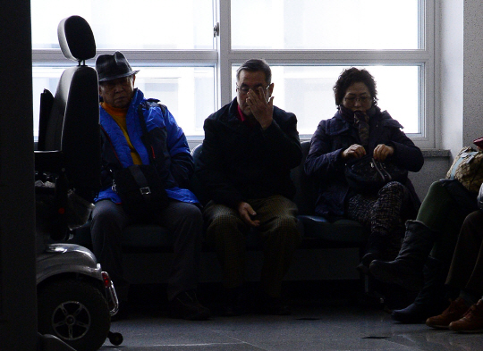 4조 원대 다단계 사기범 조희팔의 아들이 거액의 범죄 수익금을 은닉한 혐의로 첫 재판을 받은 2015년 12월 17일 대구지방법원에서 피해자들이 방청을 위해 법정 앞에 모여 있다. 뉴시스