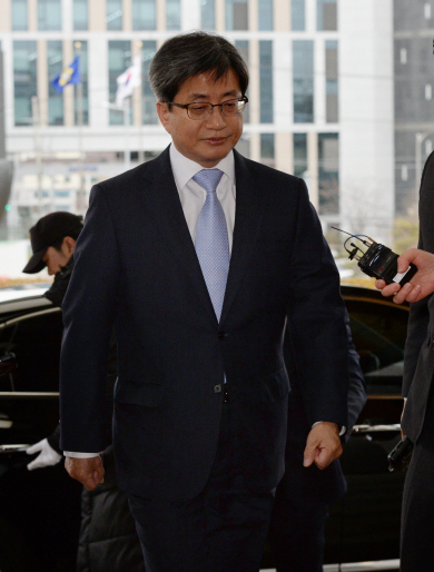 김명수 대법원장이 31일 오전 대법원 청사로 출근하고 있다. 김 대법원장은 전날 김경수 경남지사가 징역 2년을 선고받고 법정 구속된 뒤 더불어민주당이 ‘사법농단 세력의 보복성 판결로, 법관 탄핵을 추진하겠다’고 밝힌 데 대한 취재진의 질문에 아무런 답변을 하지 않았다.