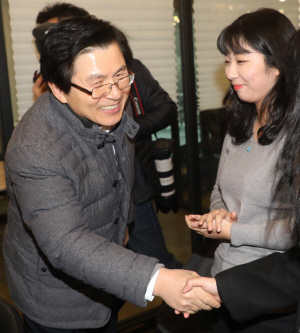 자유한국당 당권 도전을 선언한 황교안(왼쪽) 전 국무총리가 30일 마포구 다산북살롱에서 진행된 ‘3050 국민과의 소통 간담회’에서 참석자들과 인사하고 있다. 연합뉴스