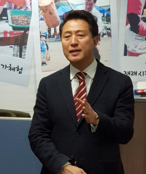 자유한국당 유력 당권 주자인 오세훈 전 서울시장이 30일 강원 원주시 단계동 당협사무실에서 열린 핵심 당원 합동 간담회에 참석해 인사말을 하고 있다. 연합뉴스