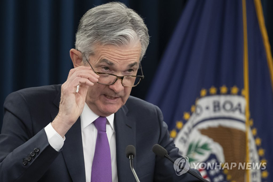 (워싱턴 AP=연합뉴스) 제롬 파월 미국 연방준비제도(Fed·연준) 의장이 30일(현지시간) 워싱턴DC에서 이틀간의 연방공개시장위원회(FOMC) 정례회의가 끝난 뒤 기자회견을 하고 있다. 이날 연준은 기준금리를 현행 2.25~2.50%로 동결하고 향후 금리 조정에 ‘인내심’을 발휘할 뜻을 밝혀 금리 인상 속도 조절을 시사했다.