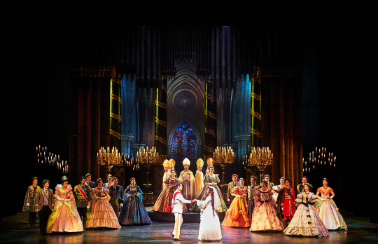 뮤지컬 ‘엘리자벳’에서 엘리자벳 황후가 프란츠 요제프 황제와 결혼식을 올리는 장면.  EMK 제공