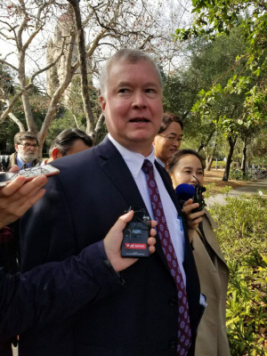 스티븐 비건 미국 국무부 대북정책 특별대표가 31일 캘리포니아주 스탠퍼드대 월터 쇼렌스타인 아시아·태평양연구소 강연을 위해 교정에 들어서며 기자들의 질문에 답하고 있다.  연합뉴스