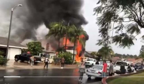 미국 오렌지카운티 주택가 경비행기 추락 현장 [트위터 캡처]