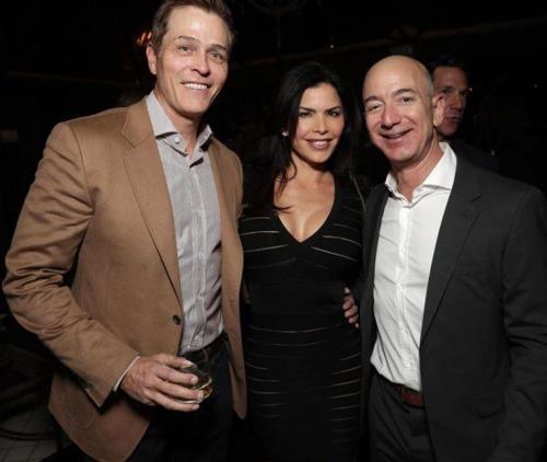 로런 산체스(가운데)와 제프 베이조스(오른쪽)