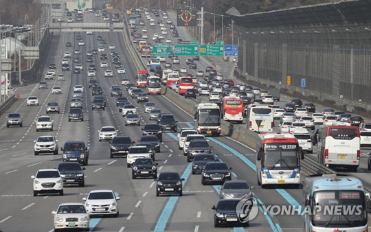 (성남=연합뉴스) 설날인 5일 궁내동 서울요금소 인근 경부고속도로 상행선(오른쪽)에 차량이 몰리기 시작하고 있다. 2019.2.5
