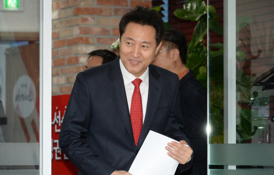 오세훈 전 서울시장이 7일 오전 서울 영등포 자유한국당 당사 브리핑룸에서 2·27 전당대회 당대표 경선 출마 기자회견을 하기 위해 입장하고 있다.