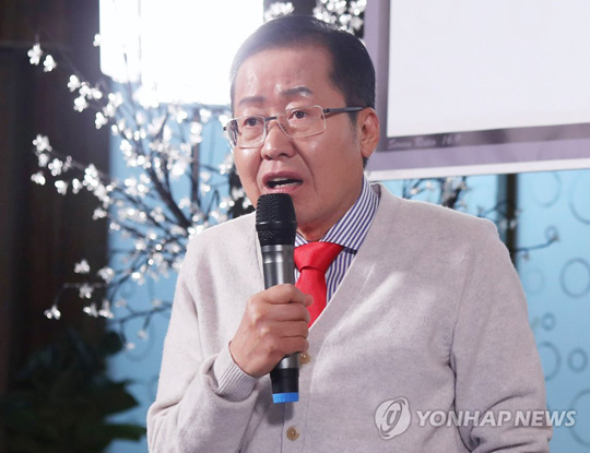 홍준표 TV홍카콜라 창원서 생방송(창원=연합뉴스) 자유한국당 홍준표 전 대표가 8일 오후 경남 창원시 성산구 한 식당에서 자신의 유튜브 채널 TV홍카콜라 생방송을 진행하고 있다. 2019.2.8