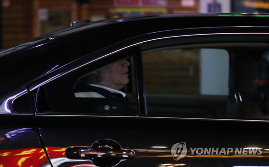 (서울=연합뉴스) 제2차 북미정상회담을 위한 실무협상차 평양을 다녀온 스티븐 비건 미국 국무부 대북정책 특별대표가 8일 오후 숙소인 서울 종로구의 한 호텔에서 나와 모처로 향하고 있다.